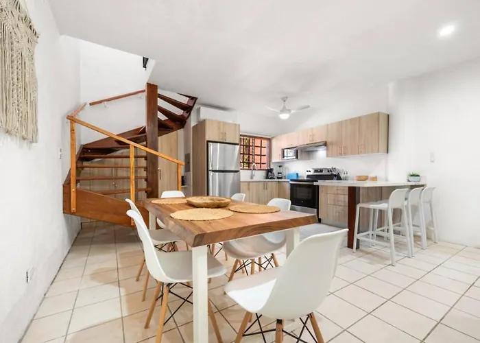 Сasa de vacaciones Pdm6 Newly Renovated Townhome Steps To The